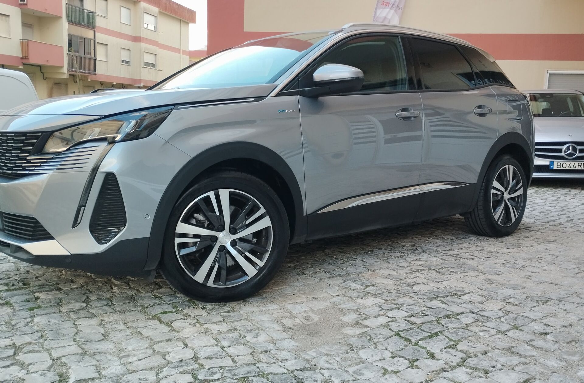 PEUGEOT 3008 1.6 Hybrid Allure e-EAT8