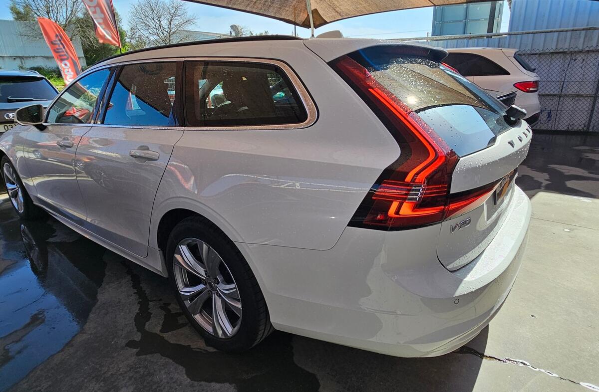 VOLVO V90 2.0 B4 Momentum Plus Geartronic