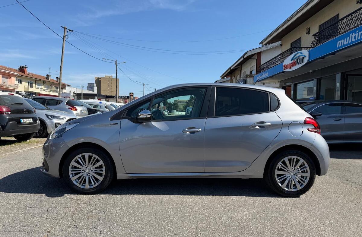 PEUGEOT 208 1.2 PureTech Signature