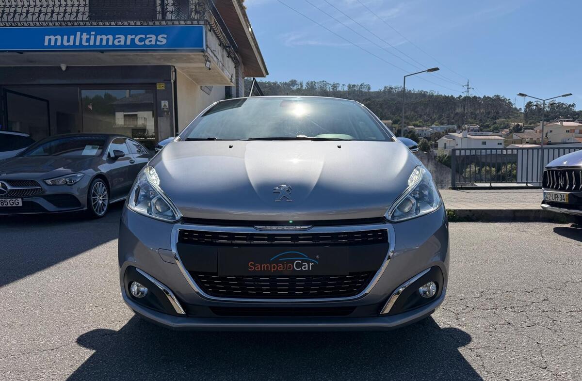 PEUGEOT 208 1.2 PureTech Signature