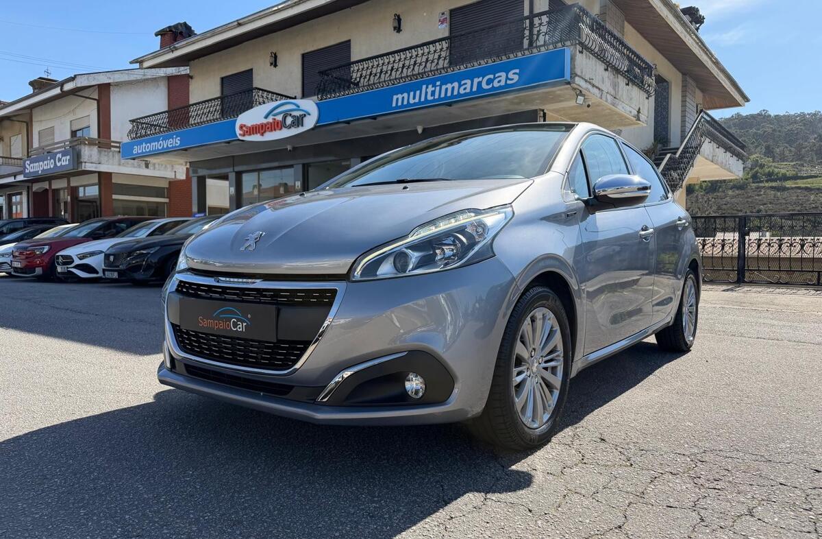 PEUGEOT 208 1.2 PureTech Signature
