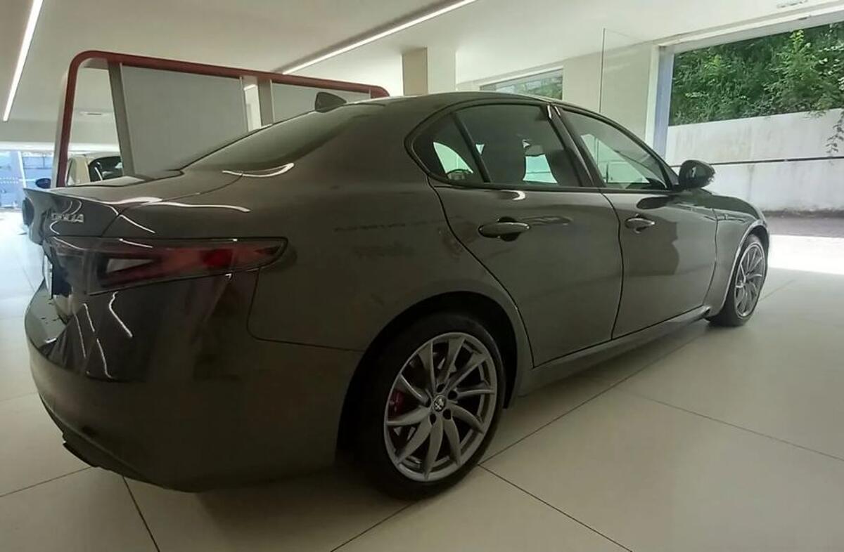 ALFA ROMEO Giulia 2.2 D Tributo Q4 AT8