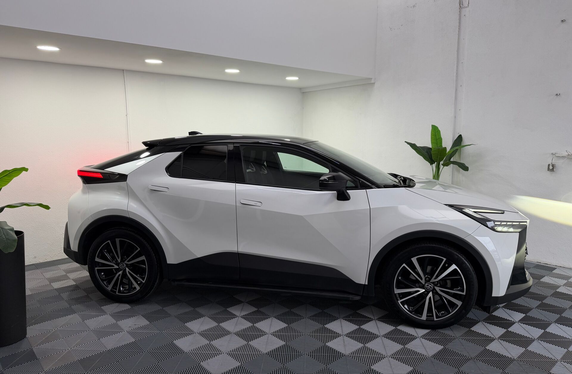 TOYOTA C-HR 1.8 Hybrid Square Collection