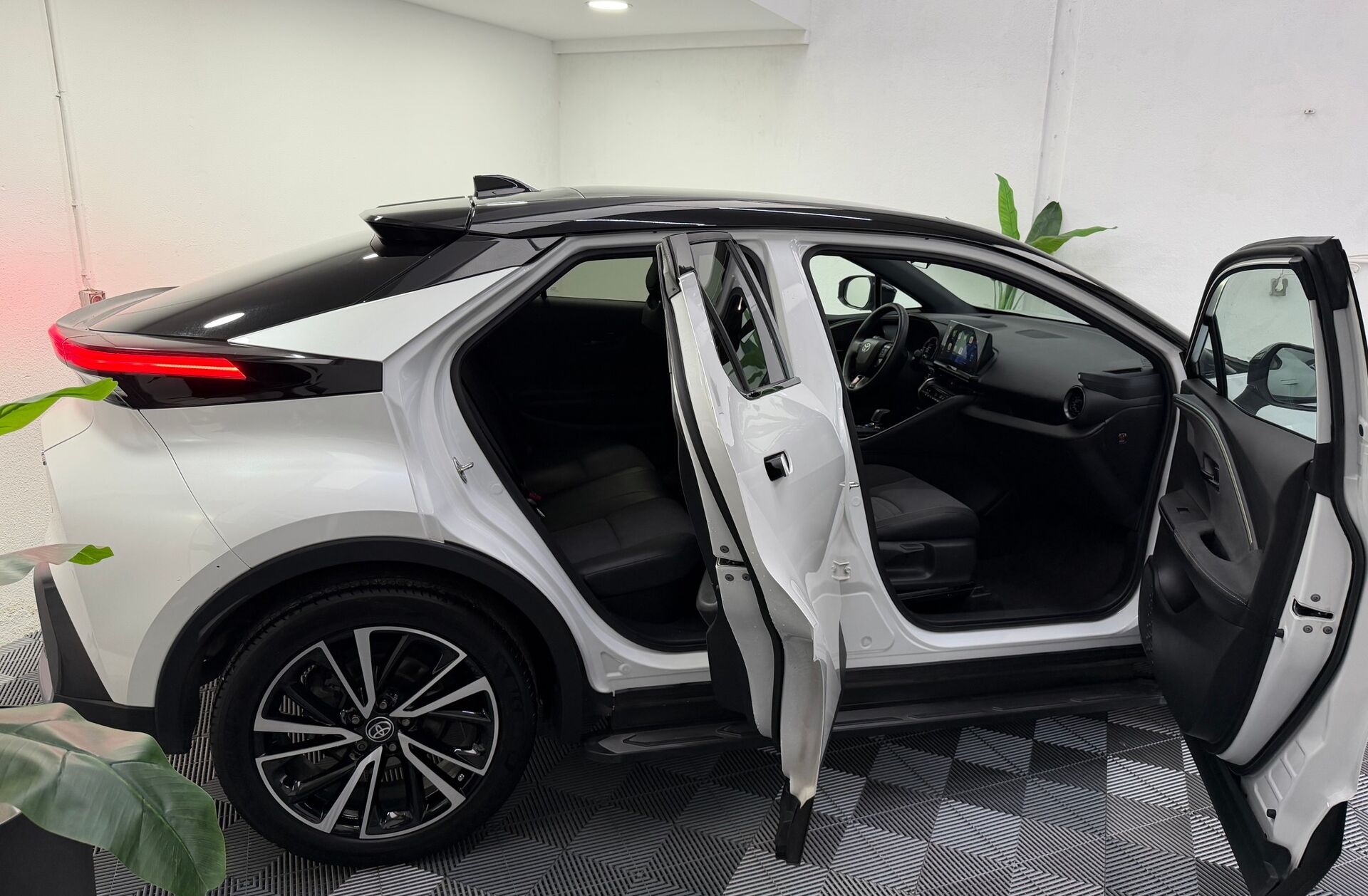 TOYOTA C-HR 1.8 Hybrid Square Collection