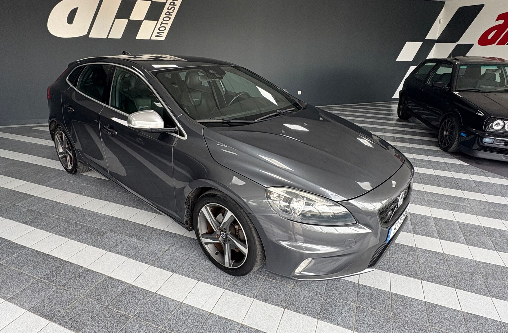 VOLVO V40 1.6 D2 R-Design