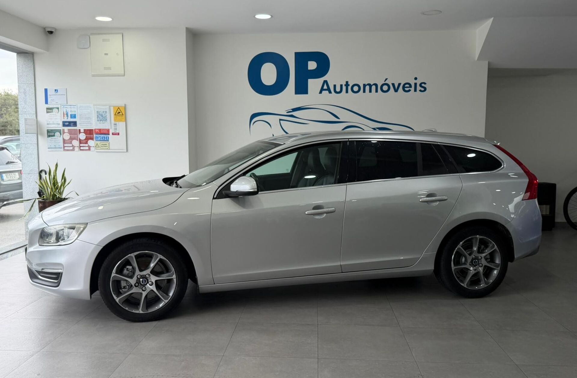 VOLVO V60 1.6 D2 R-Design