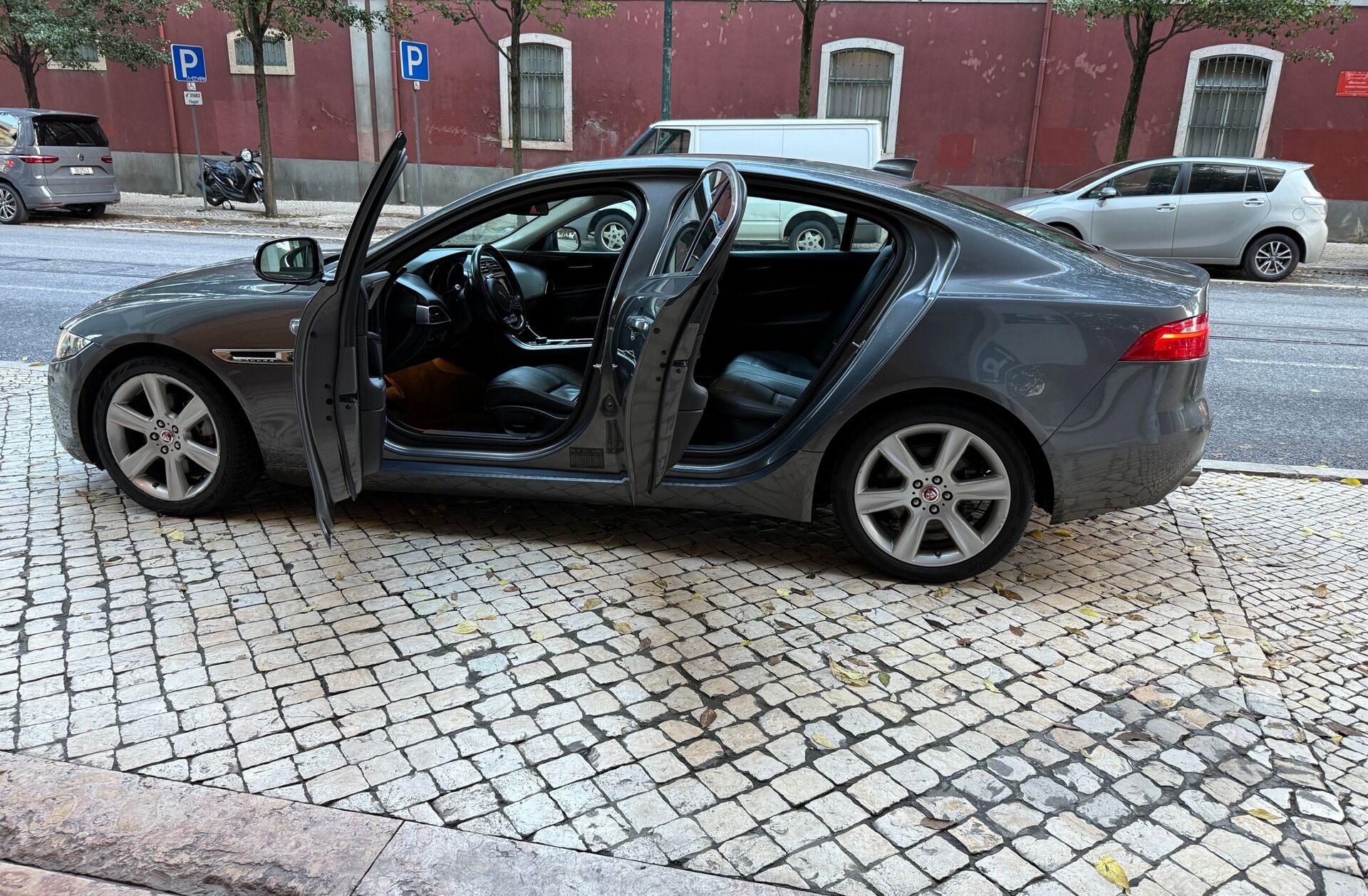 JAGUAR XE 2.0 D Portfolio Aut.