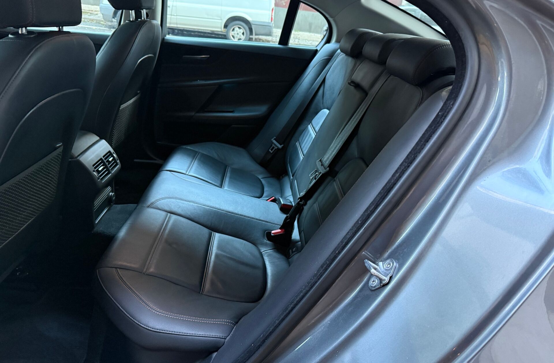 JAGUAR XE 2.0 D Portfolio Aut.