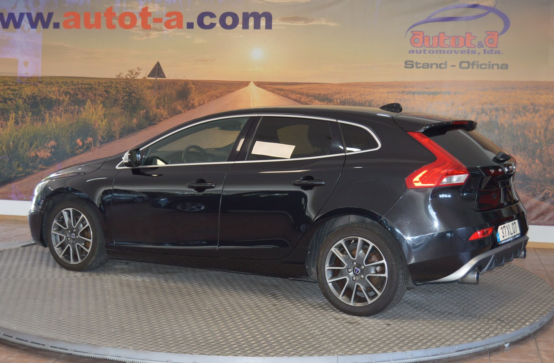 VOLVO V40 2.0 D4 R-Design Momentum