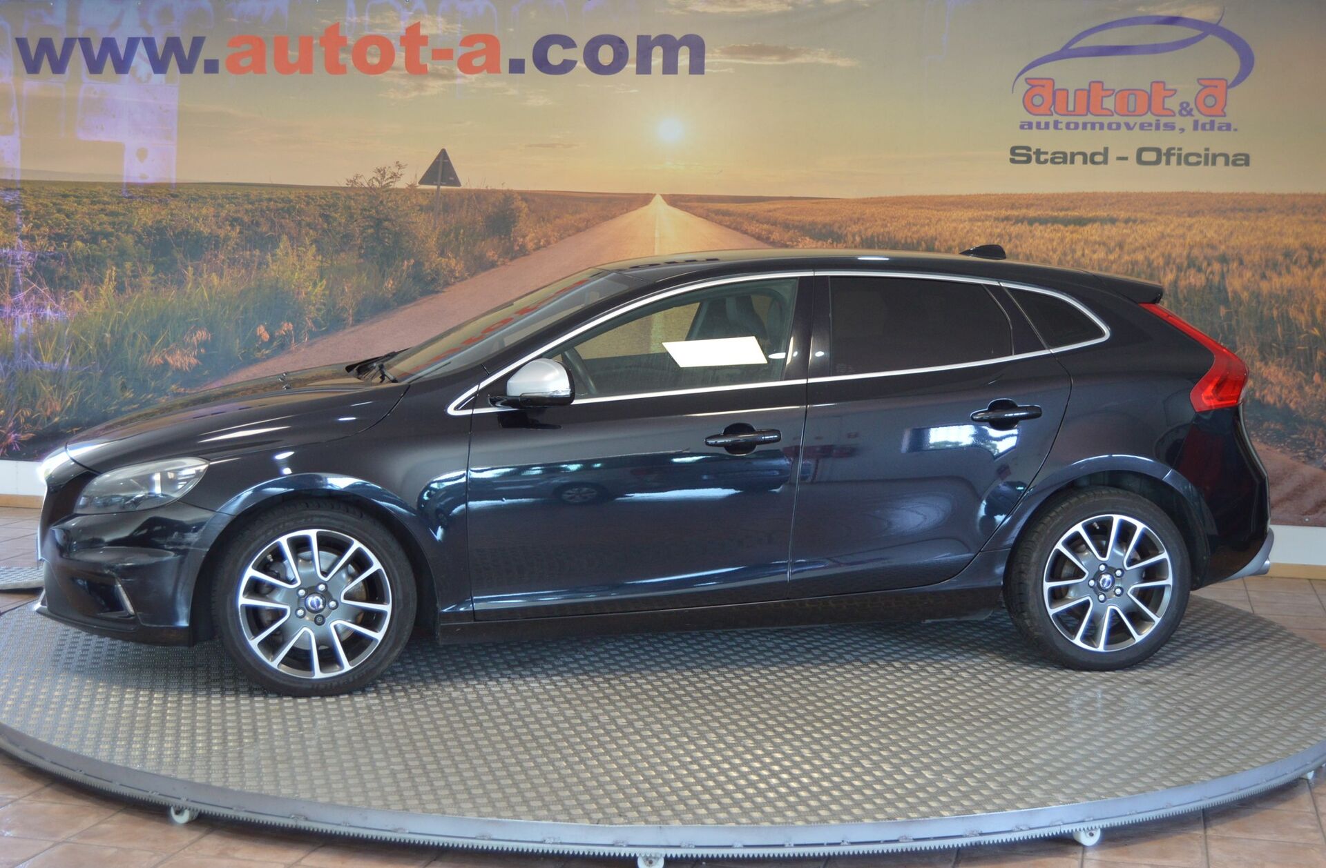 VOLVO V40 2.0 D4 R-Design Momentum