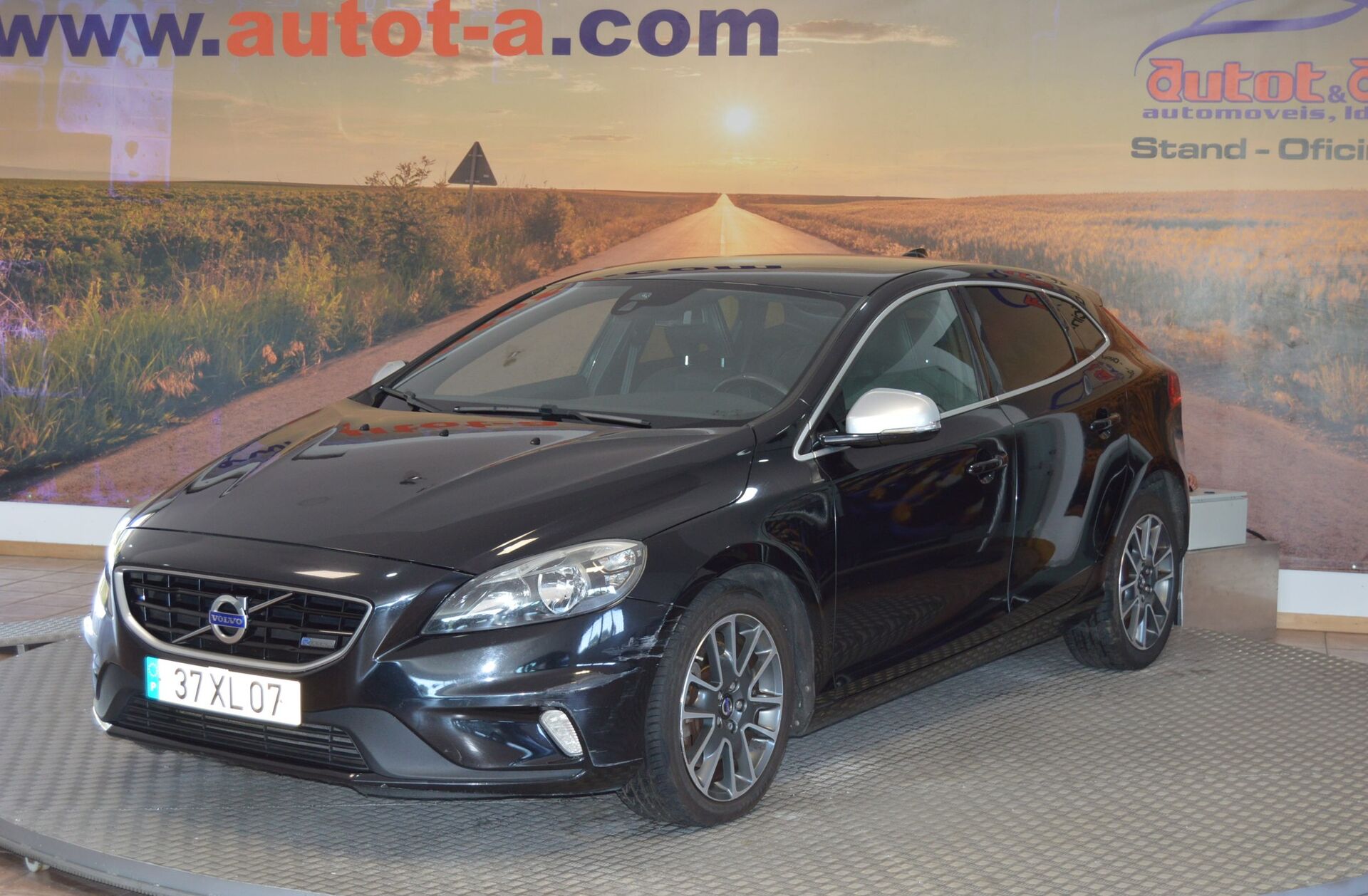 VOLVO V40 2.0 D4 R-Design Momentum