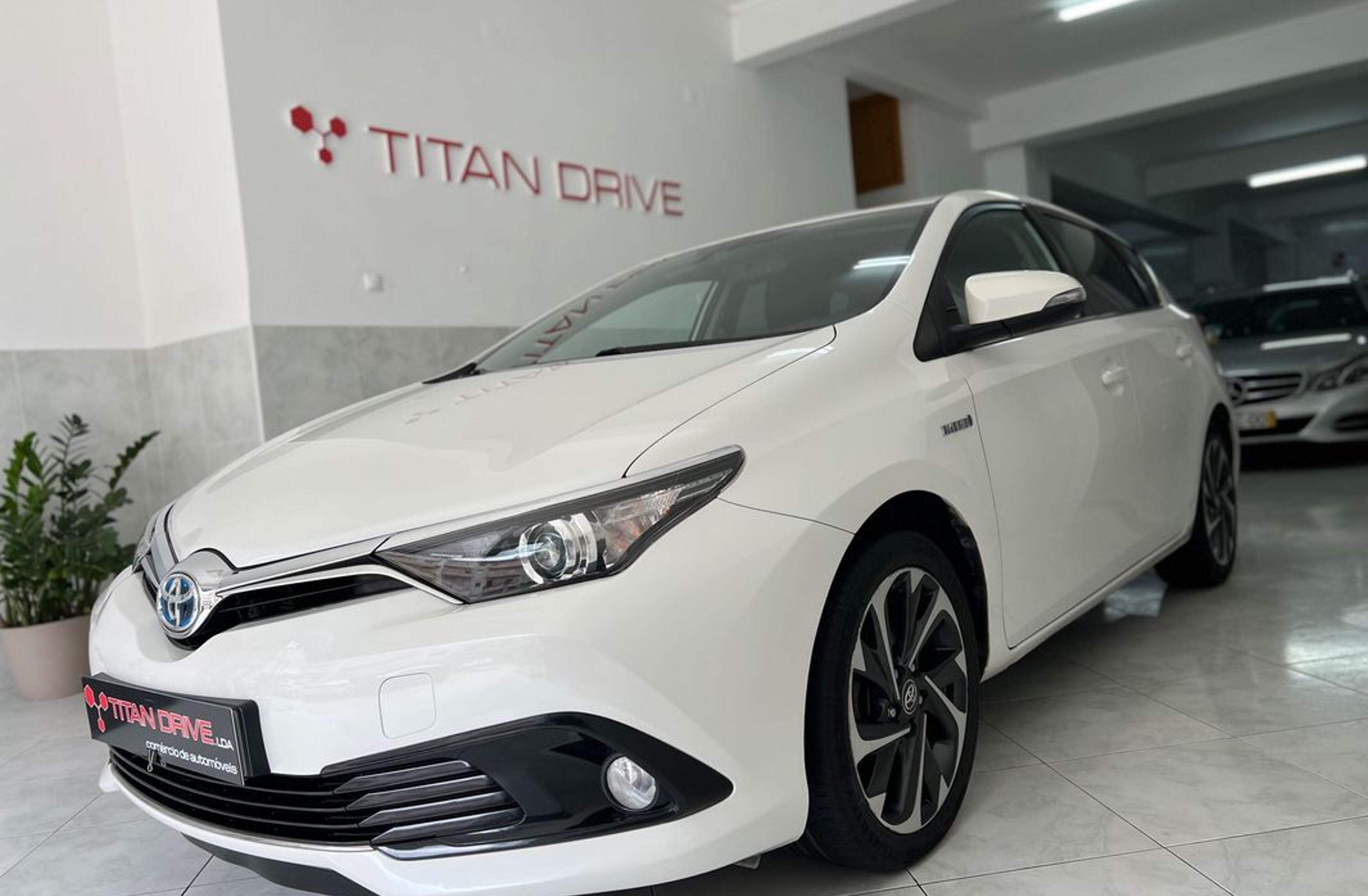 TOYOTA Auris 1.8 HSD Comfort +P.Sport+Navi