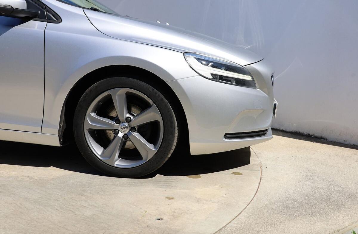 VOLVO V40 2.0 D2 Momentum