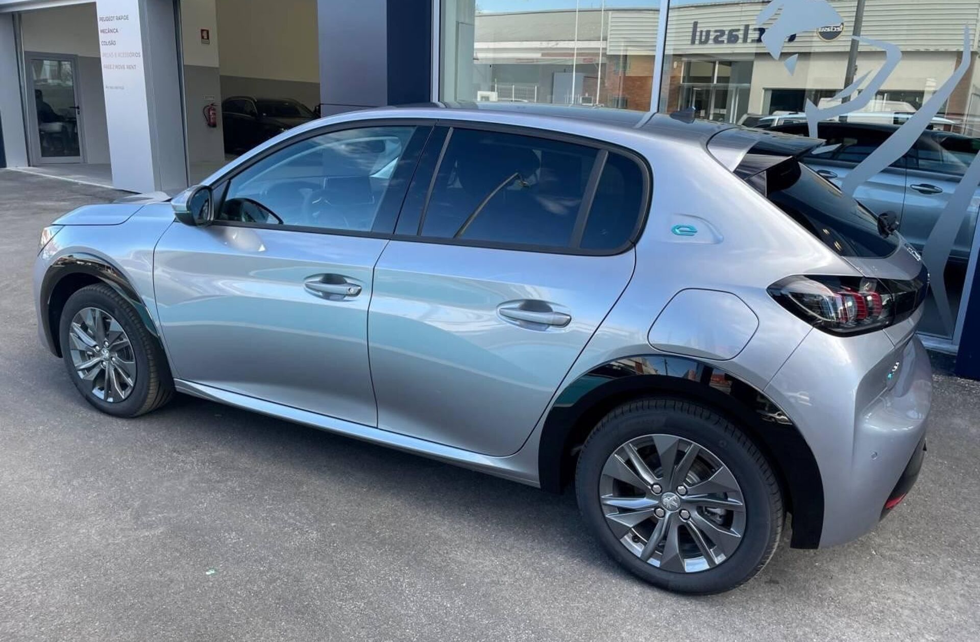 PEUGEOT 208 e- 51 kWh GT