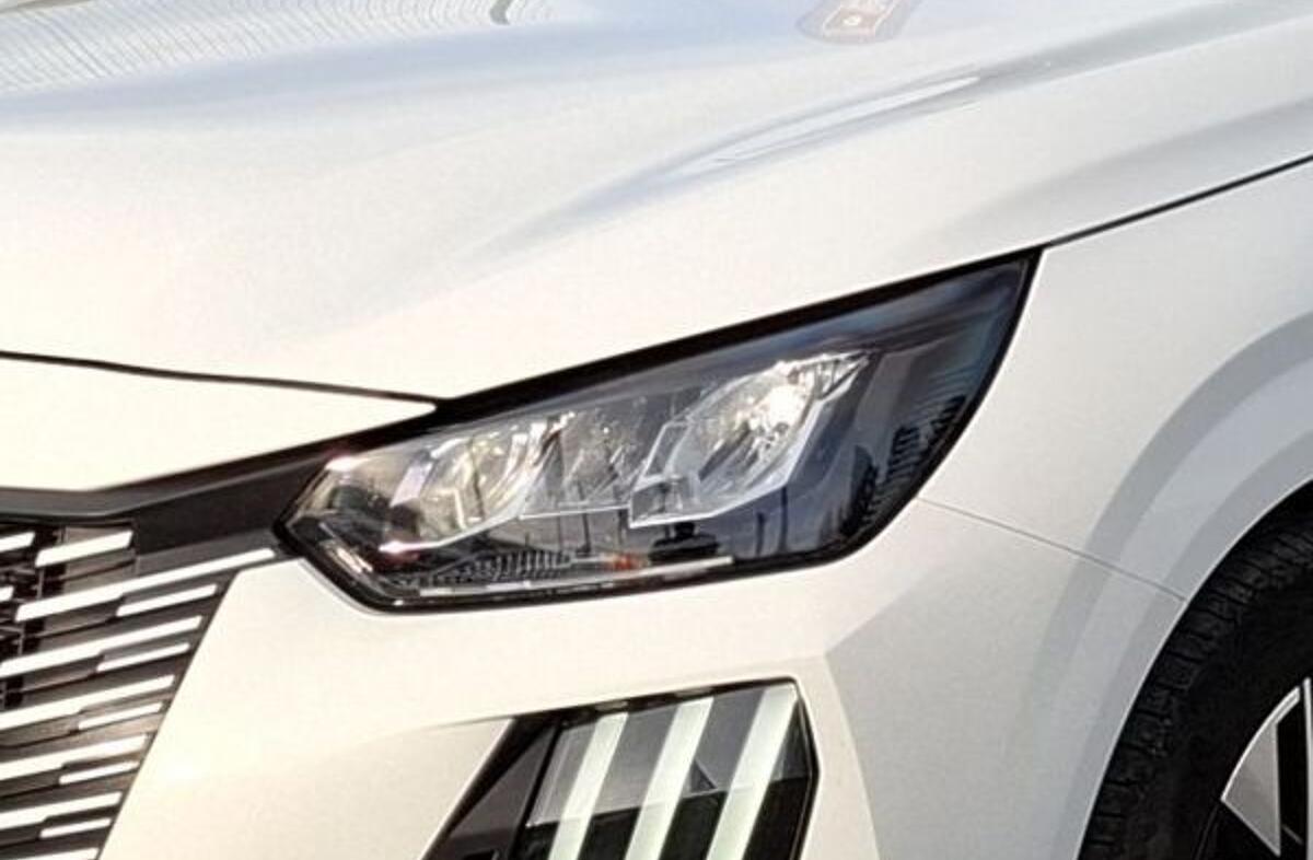 PEUGEOT 208 1.2 Hybrid Allure e-DCS6