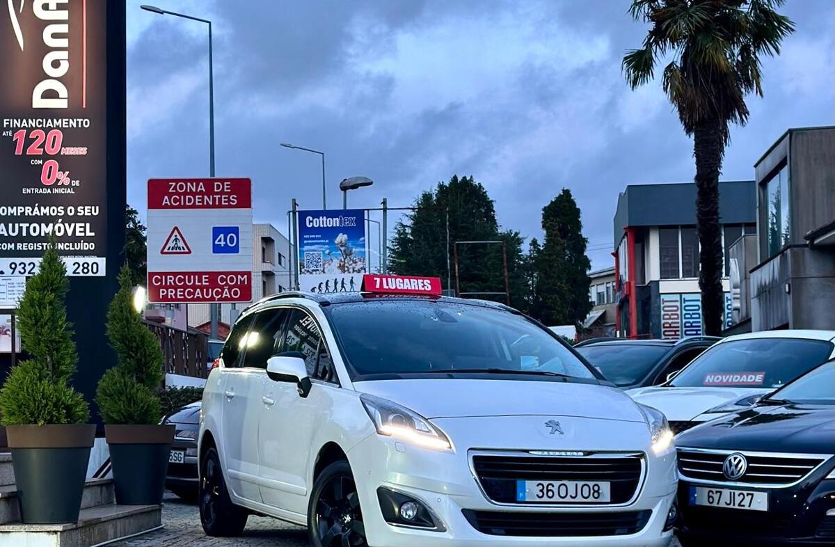 PEUGEOT 5008 1.6 HDi Allure J17