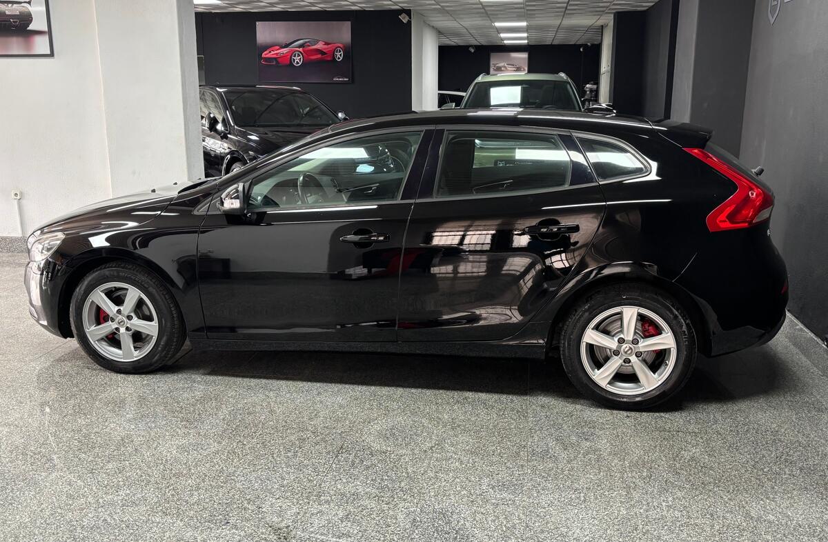 VOLVO V40 2.0 D2 Momentum Eco