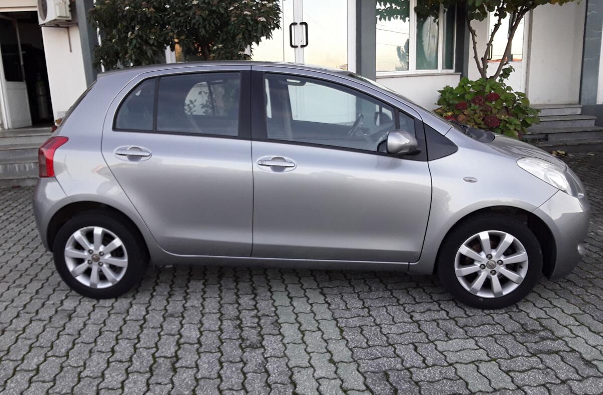 TOYOTA Yaris 1.0 VVT-i AC Manual
