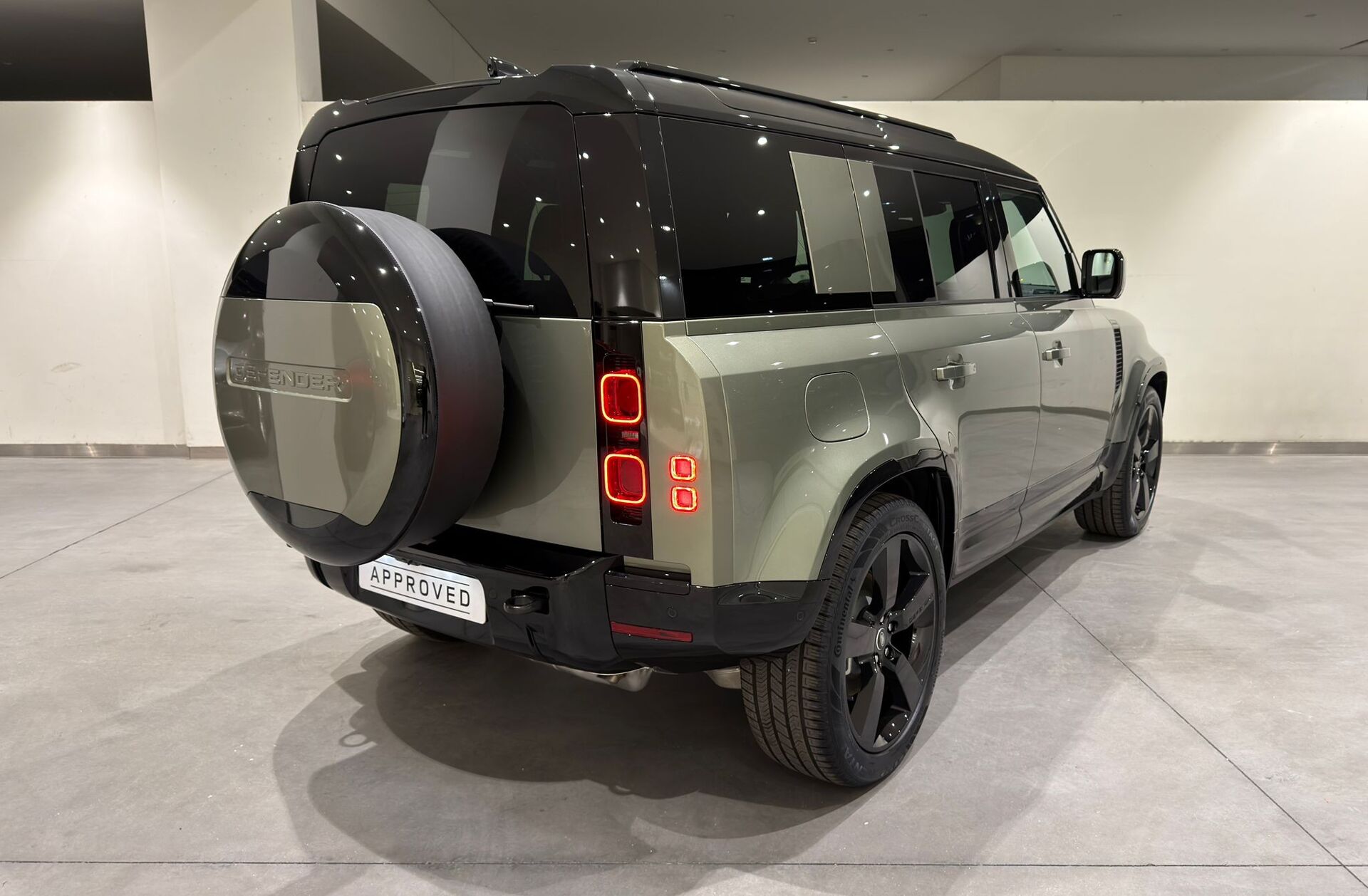 LAND ROVER Defender 2.0 P300e 110 AWD X-Dynamic SE