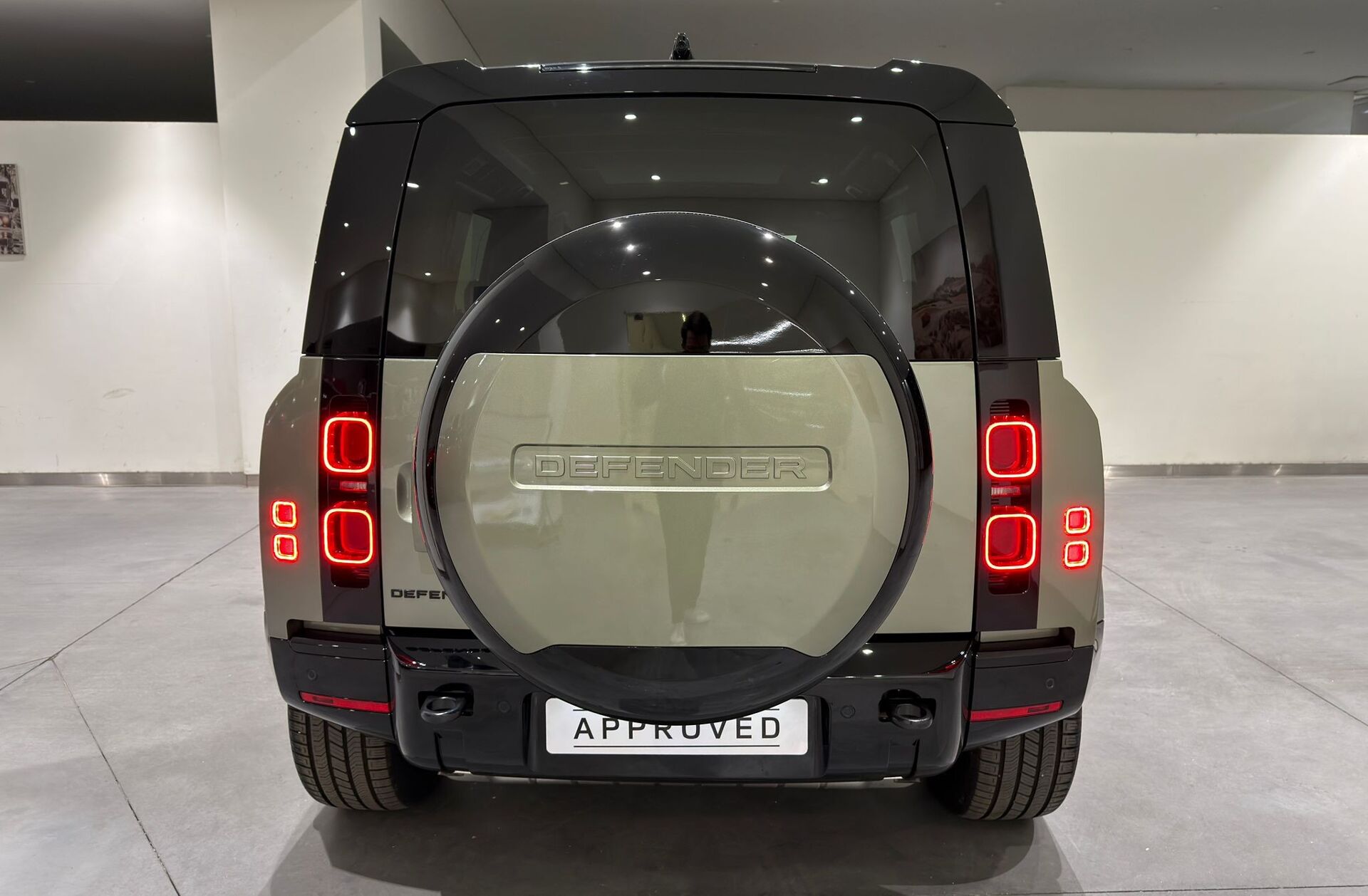 LAND ROVER Defender 2.0 P300e 110 AWD X-Dynamic SE