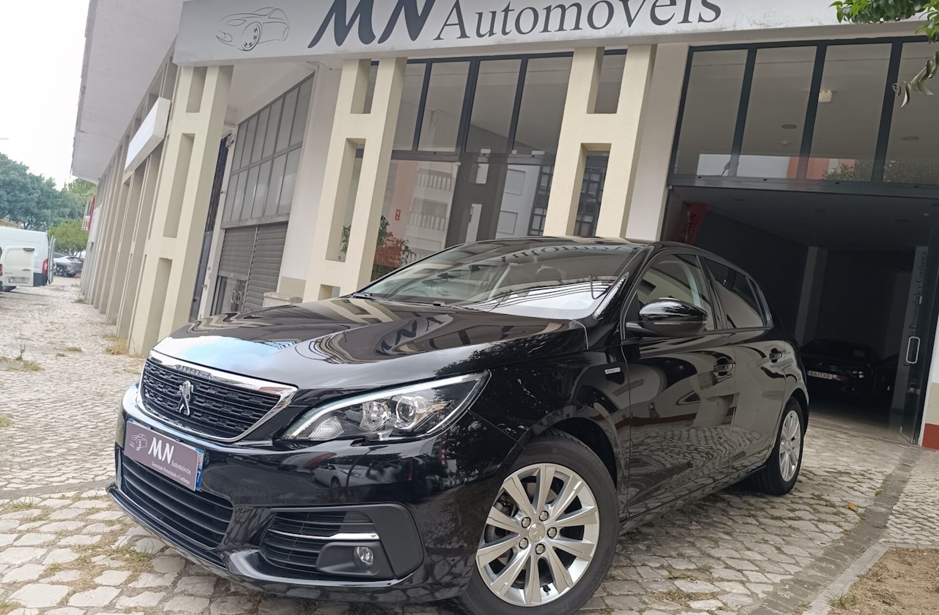 PEUGEOT 308 1.2 PureTech Allure EAT8