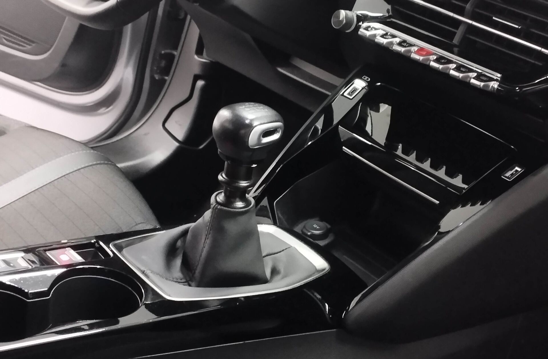 PEUGEOT 2008 1.2 PureTech Active Pack EAT8