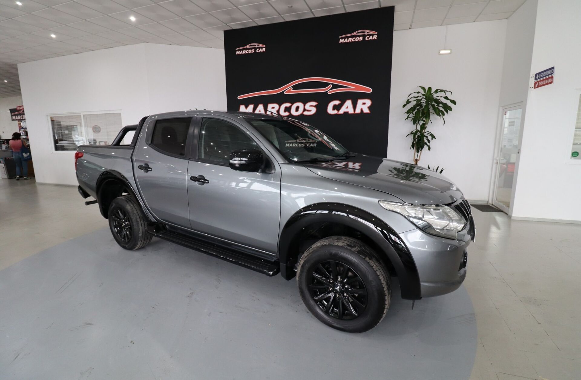 MITSUBISHI L 200 2.4 DI-D CD Invite 4WD