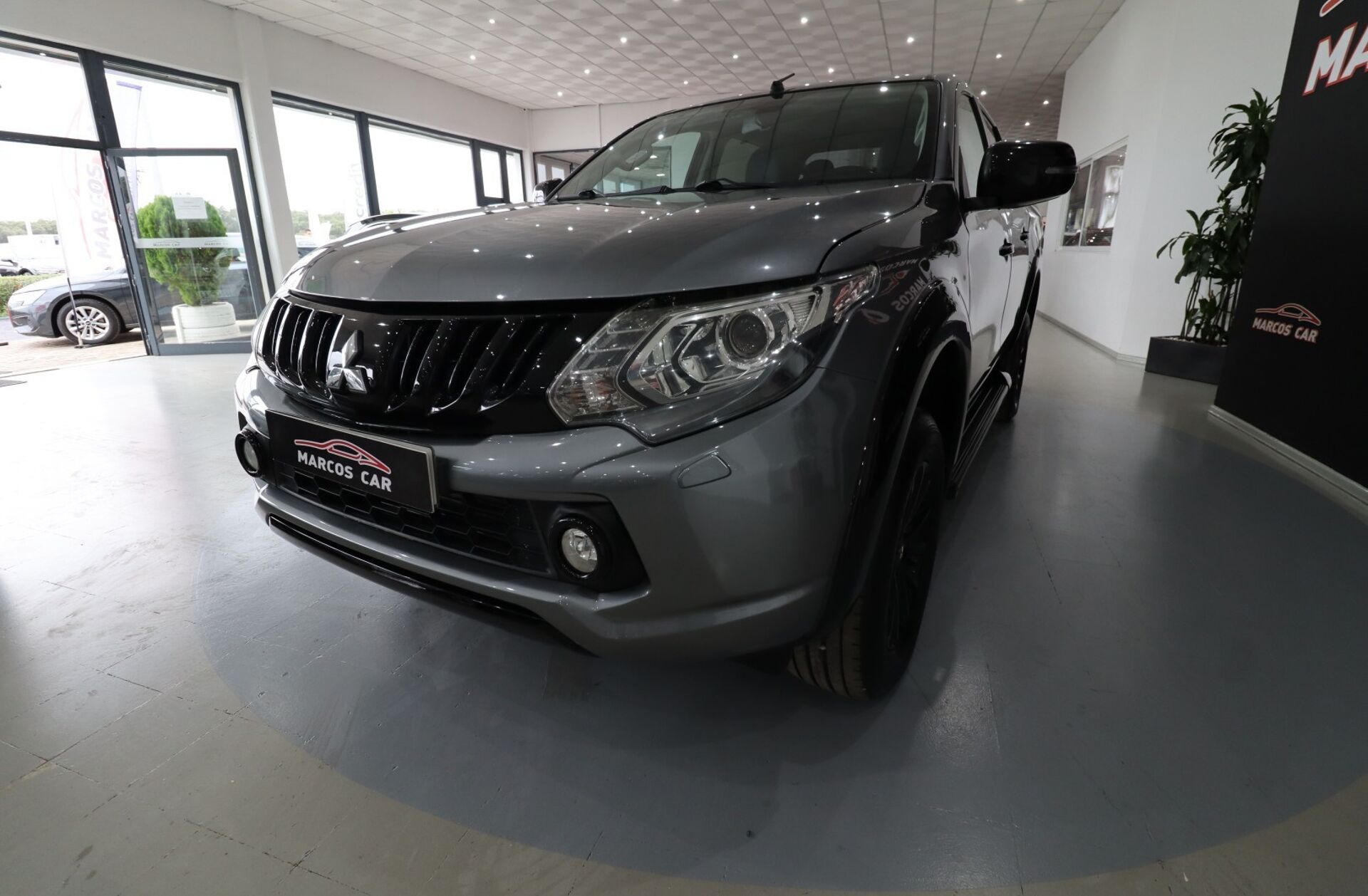 MITSUBISHI L 200 2.4 DI-D CD Invite 4WD