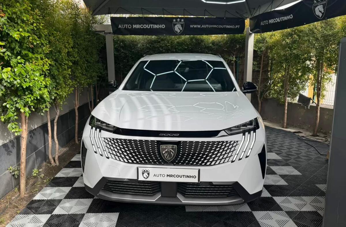 PEUGEOT 5008 1.2 Hybrid Allure e-DCS6