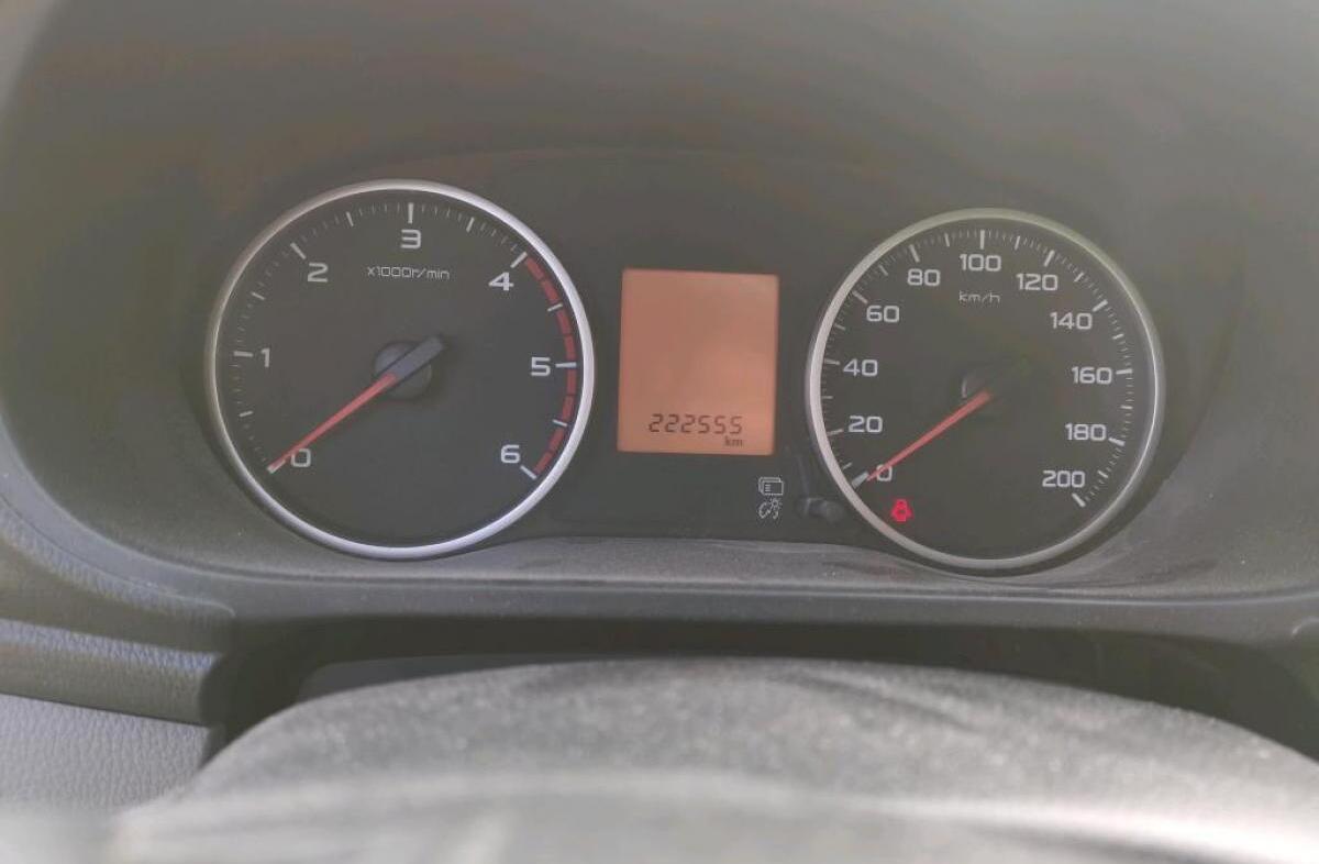 MITSUBISHI L 200 2.4 DI-D CD Invite 4WD