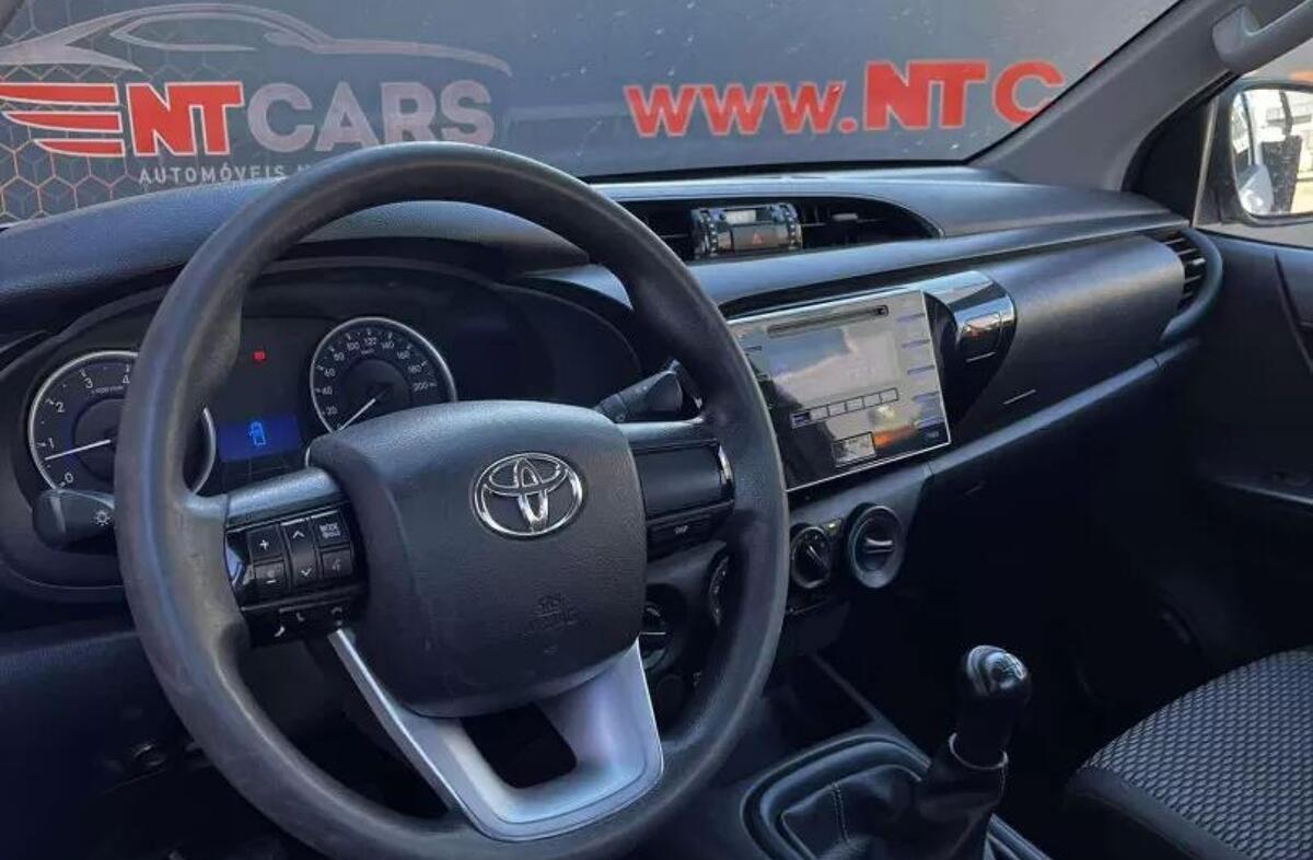 TOYOTA Hilux 2.4 D-4D 4WD CS CH