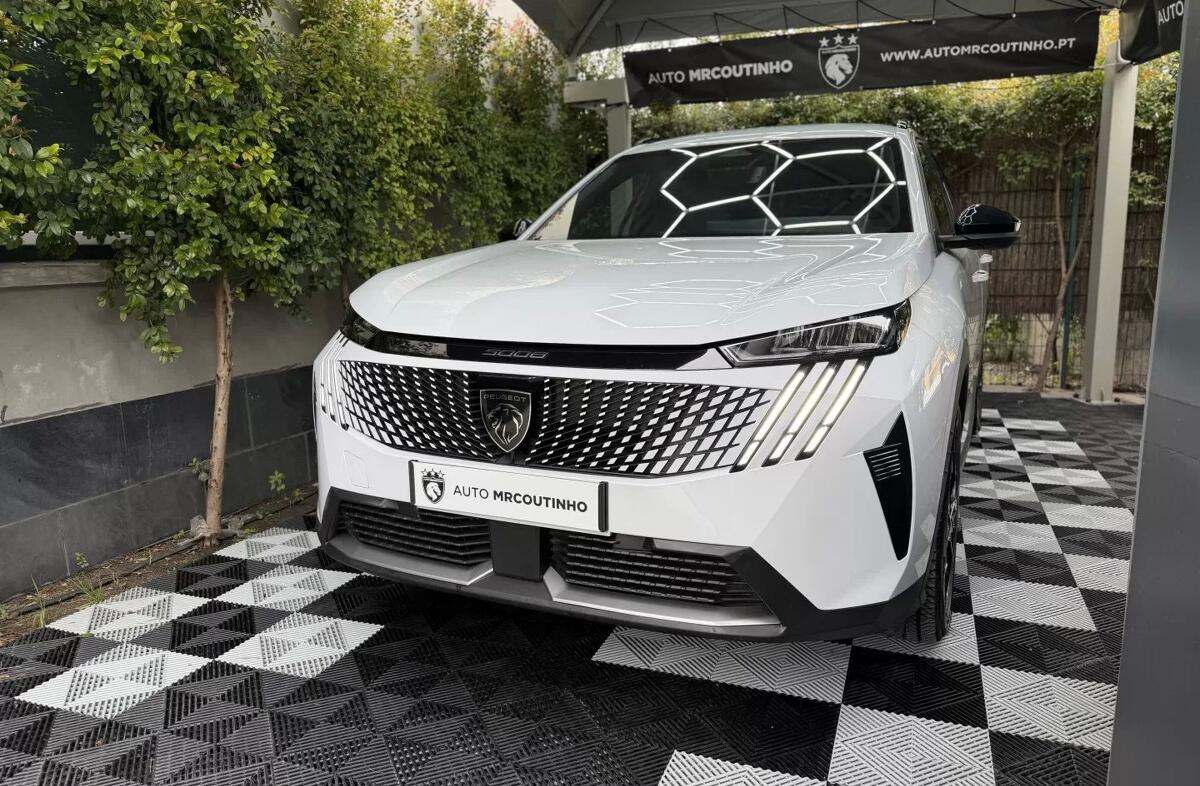 PEUGEOT 5008 1.2 Hybrid Allure e-DCS6