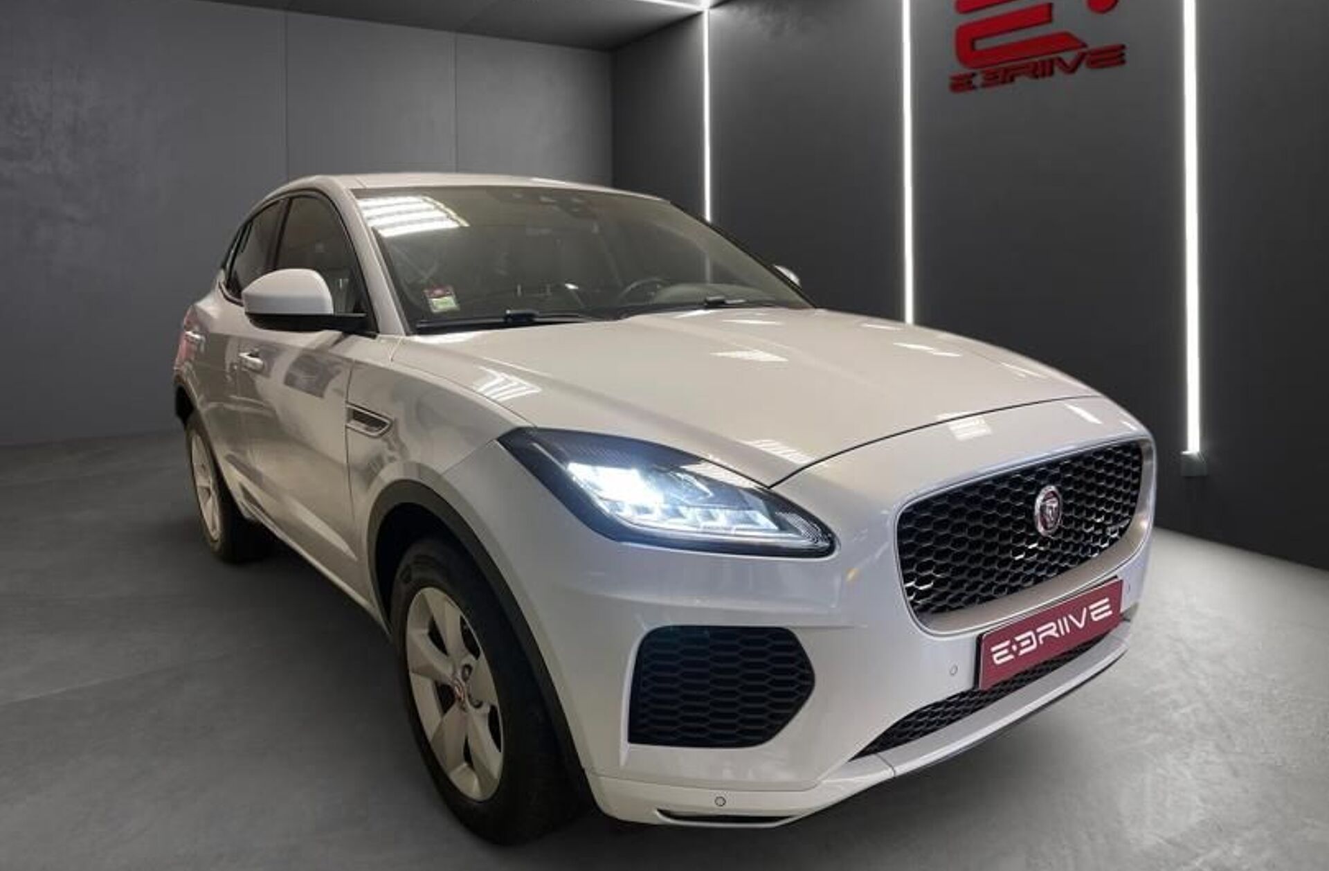 JAGUAR E-Pace 2.0 i4D R-Dynamic