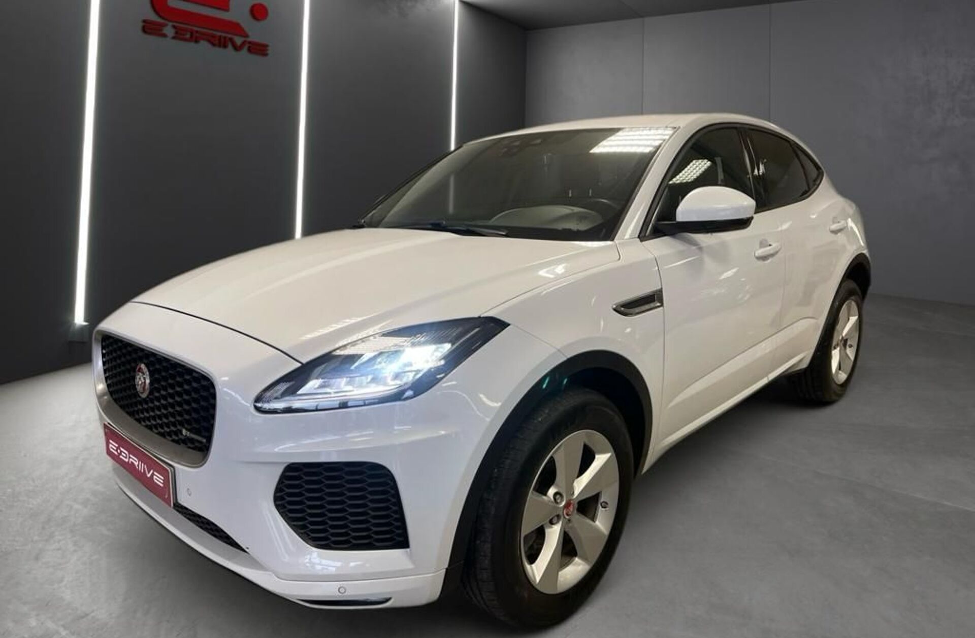 JAGUAR E-Pace 2.0 i4D R-Dynamic