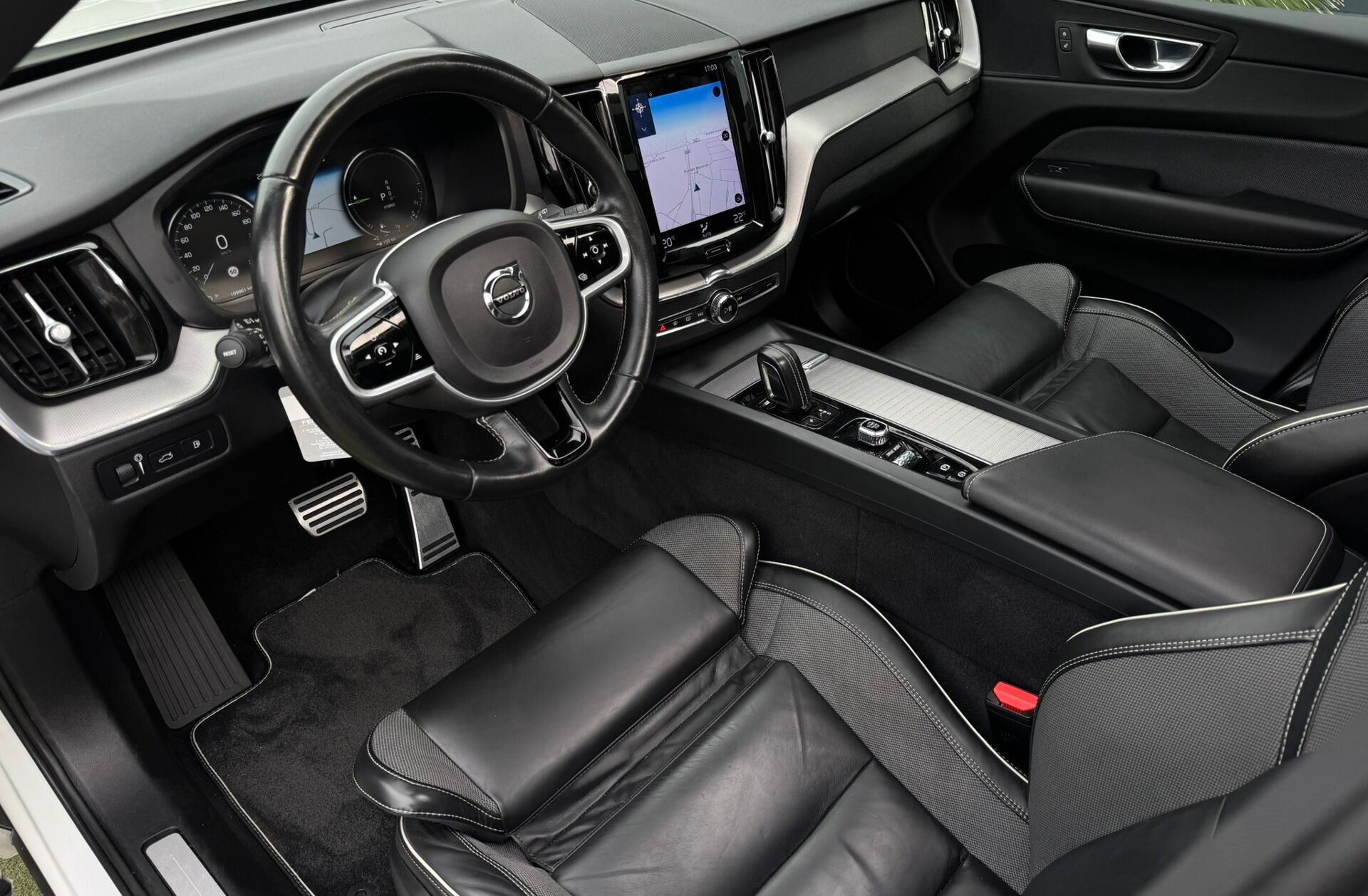 VOLVO XC60 2.0 T6 PHEV R-Design AWD