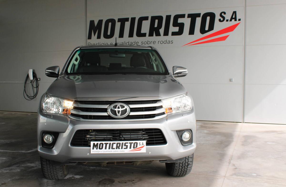 TOYOTA Hilux 2.4 D-4D 2WD CD Tracker