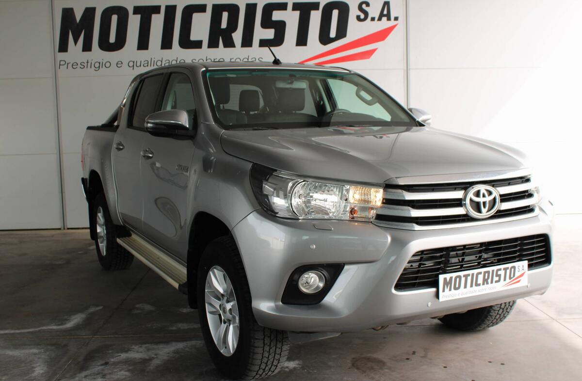 TOYOTA Hilux 2.4 D-4D 2WD CD Tracker