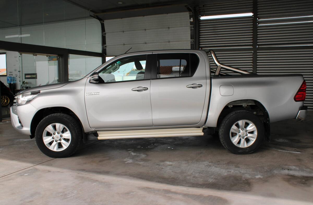 TOYOTA Hilux 2.4 D-4D 2WD CD Tracker