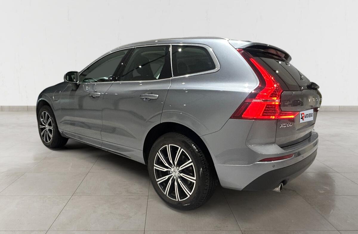 VOLVO XC60 2.0 T8 PHEV Momentum AWD