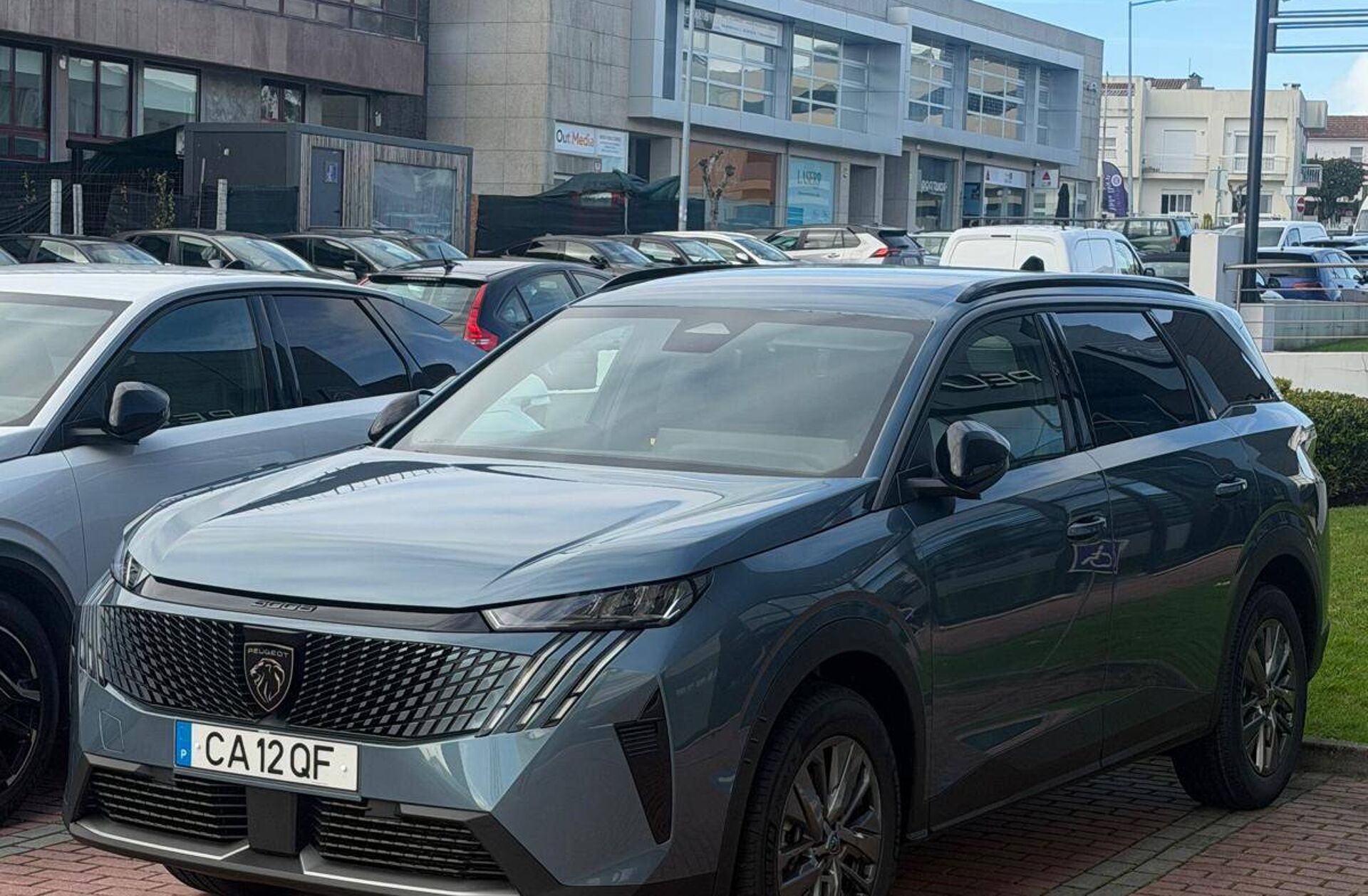 PEUGEOT 5008 1.2 Hybrid Allure e-DCS6