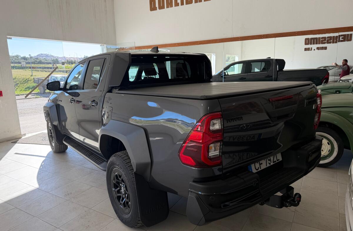 TOYOTA Hilux 2.8 D-4D 4WD GR Sport II 3L