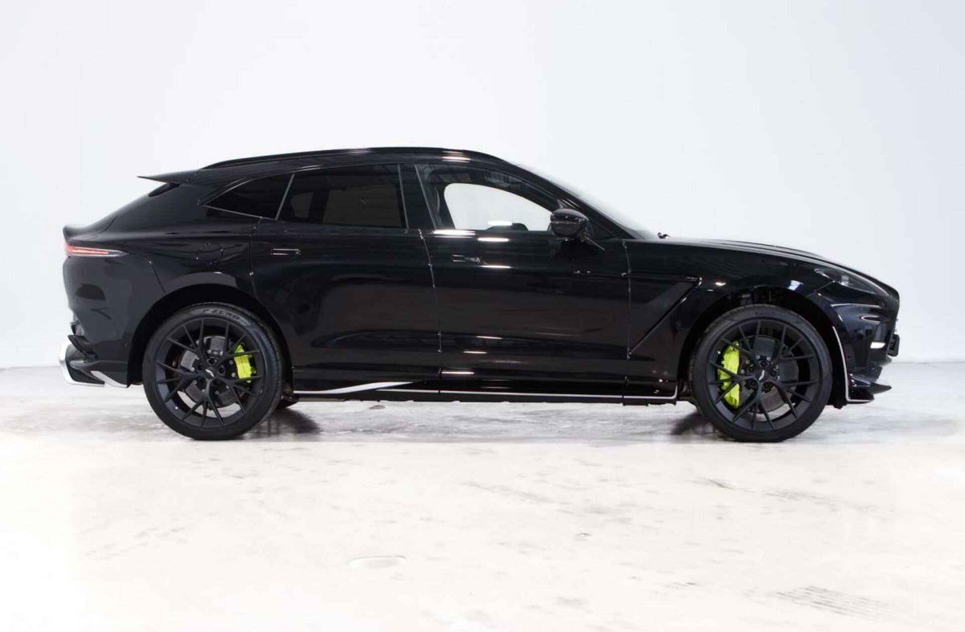 ASTON MARTIN DBX 707