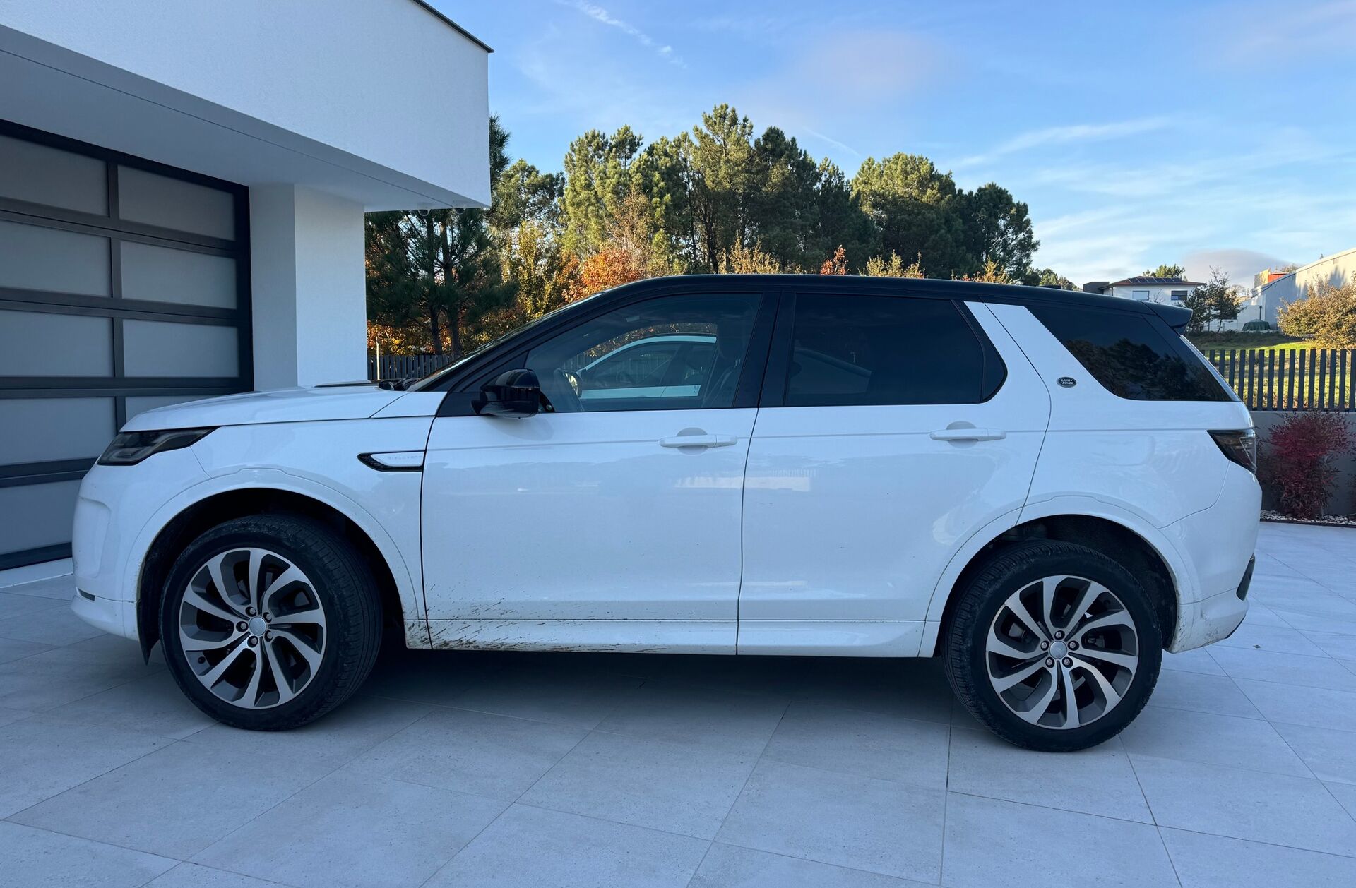 LAND ROVER Discovery S.2.0 D165 R-Dynamic S