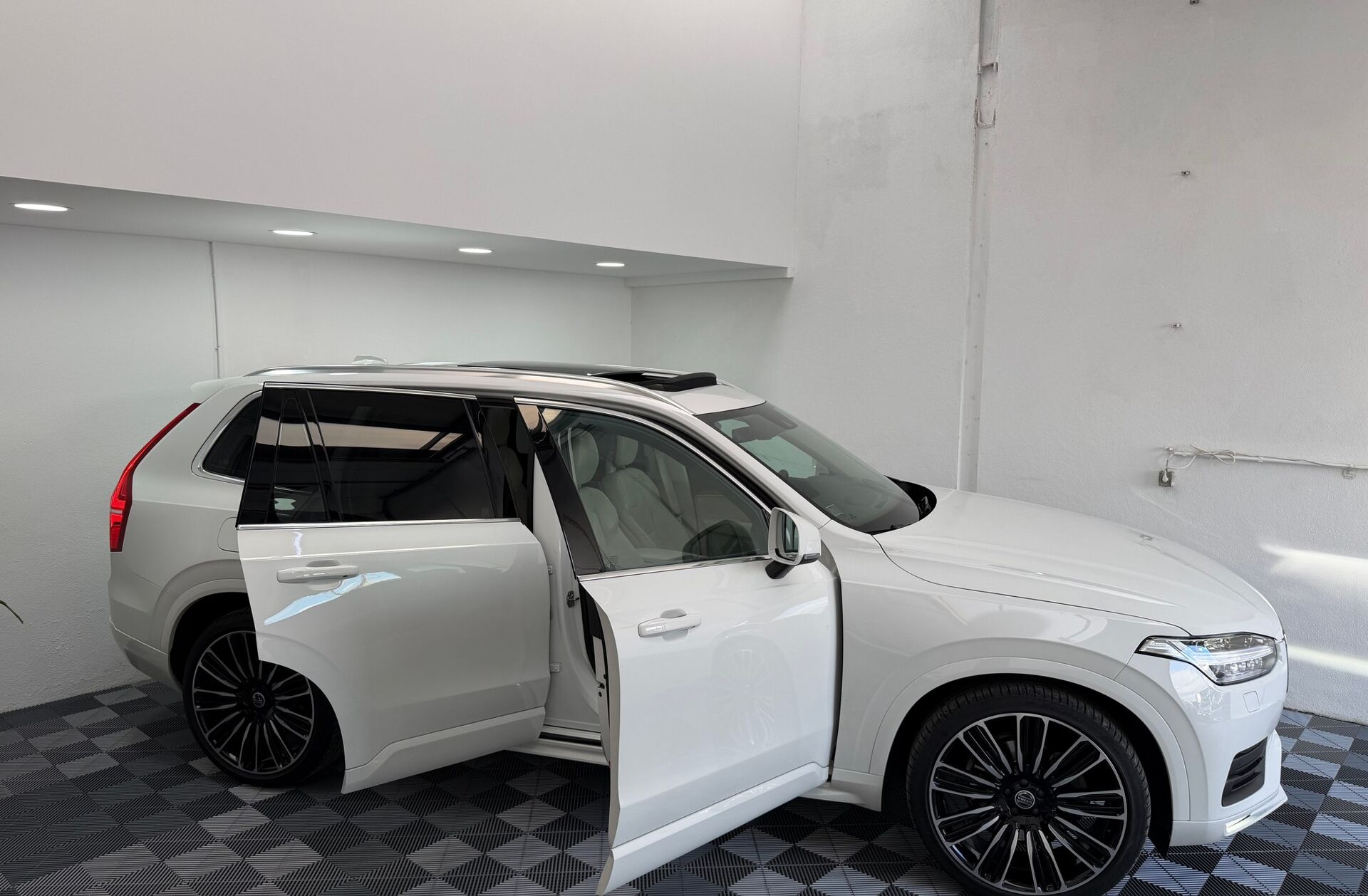 VOLVO XC90 2.0 B5 Momentum Plus AWD