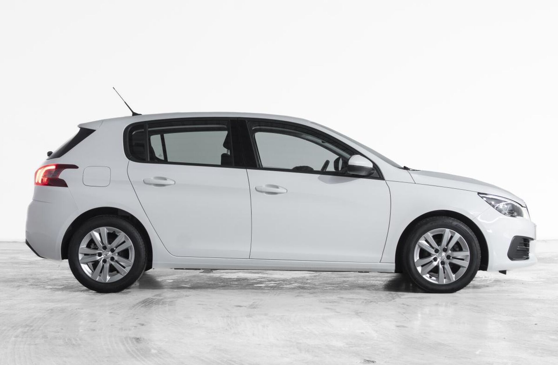 PEUGEOT 308 1.5 BlueHDi Business Line