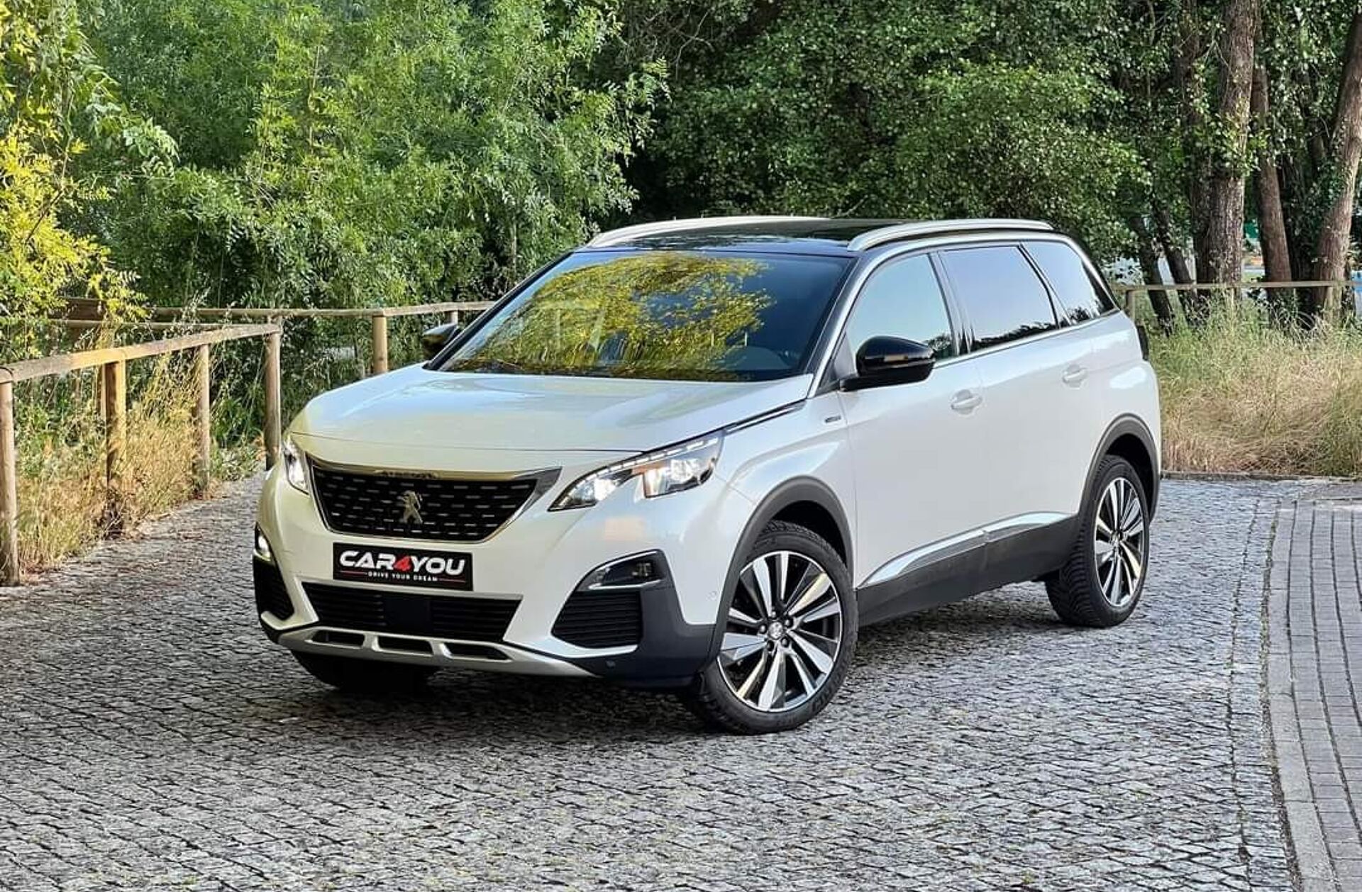 PEUGEOT 5008 1.2 PureTech GT Line