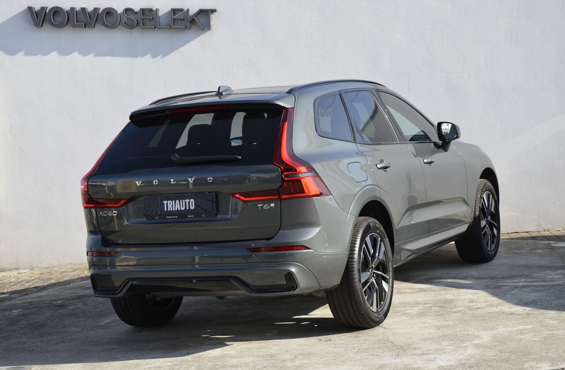 VOLVO XC60 2.0 T6 PHEV Plus Dark AWD
