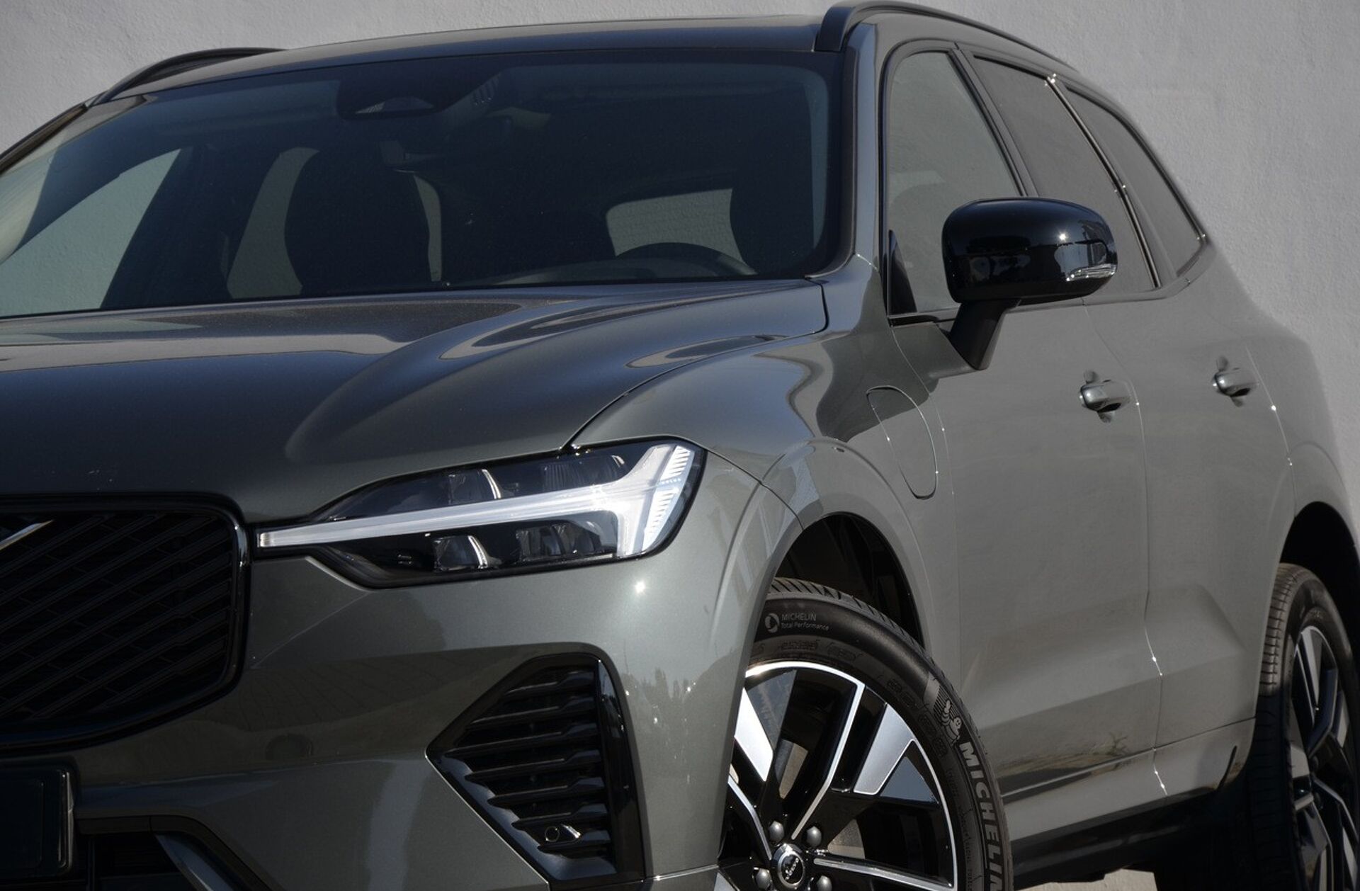 VOLVO XC60 2.0 T6 PHEV Plus Dark AWD