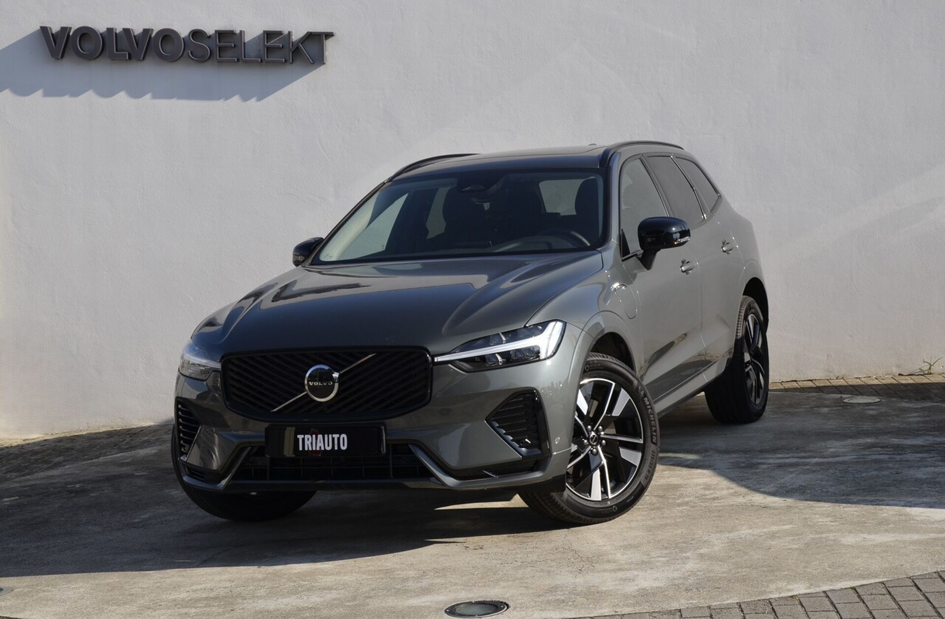 VOLVO XC60 2.0 T6 PHEV Plus Dark AWD