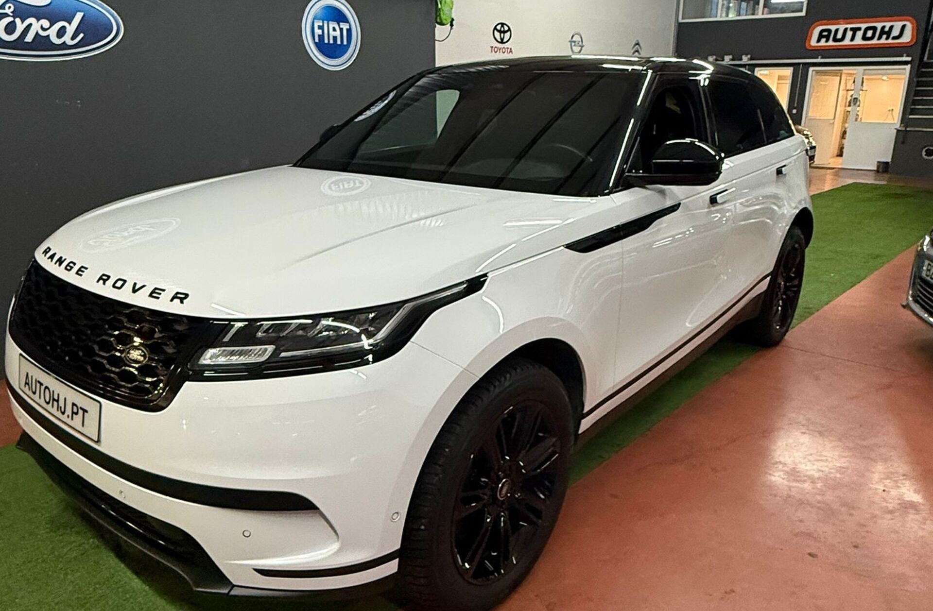 LAND ROVER Range Rover Velar 2.0 D200 AWD R-Dynamic SE